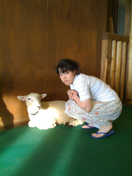 Hitsuji Ichihashi Hitomi and a sheep -- too cute!!!